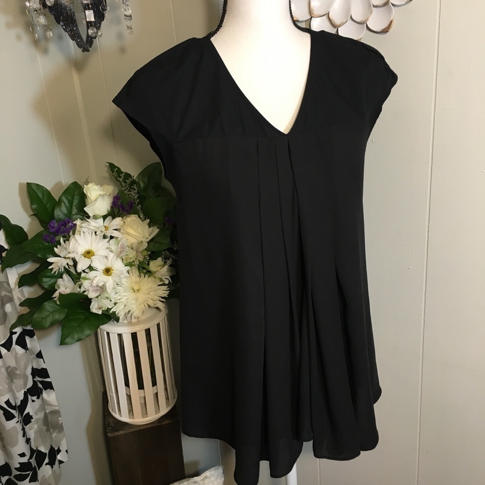 Simply Vera black sleeveless blouse